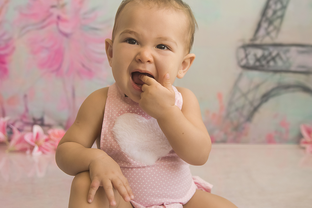 ensaio fotografico menina bebe infantil  book fotografia acompanhamento trimestral paris torre eifel closes retrato violetas flores jardim rio de janeiro niteroi são Gonçalo