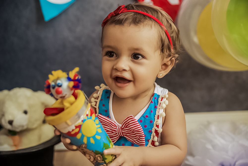 ensaio fotográfico pre aniversario temático circo bebe menina book fotografia palhaço fantasia colorido estúdio rio de janeiro niteroi são Gonçalo