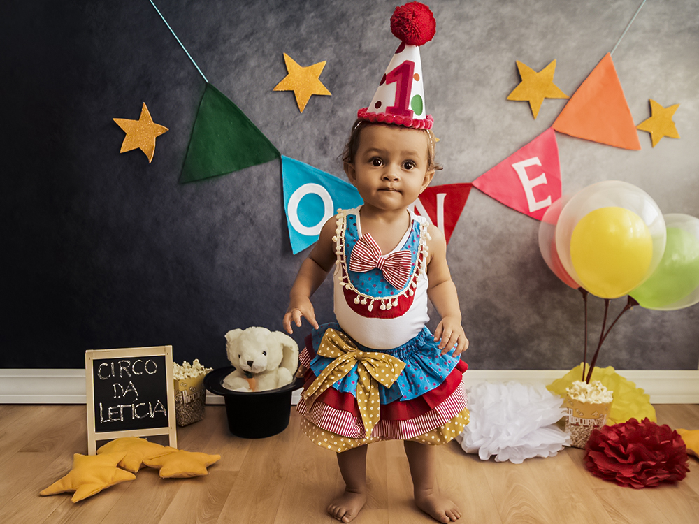 ensaio fotográfico pre aniversario temático circo bebe menina book fotografia palhaço fantasia colorido estúdio rio de janeiro niteroi são Gonçalo