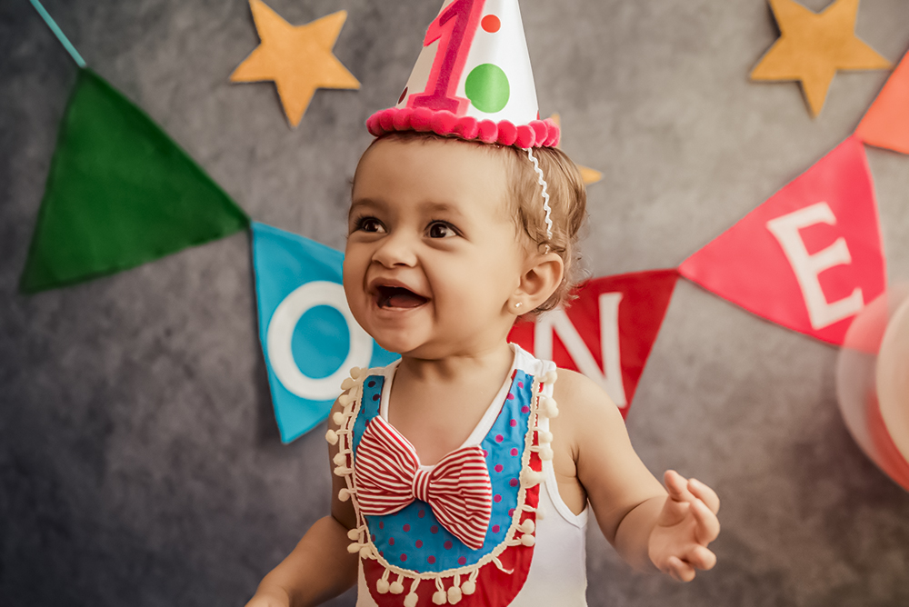 ensaio fotográfico pre aniversario temático circo bebe menina book fotografia palhaço fantasia colorido estúdio rio de janeiro niteroi são Gonçalo