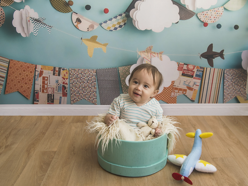 ensaio fotografico menino bebe criança infantil  book fotografia acompanhamento trimestral capuz avioeszinhos monocromático rio de janeiro niteroi são Gonçalo