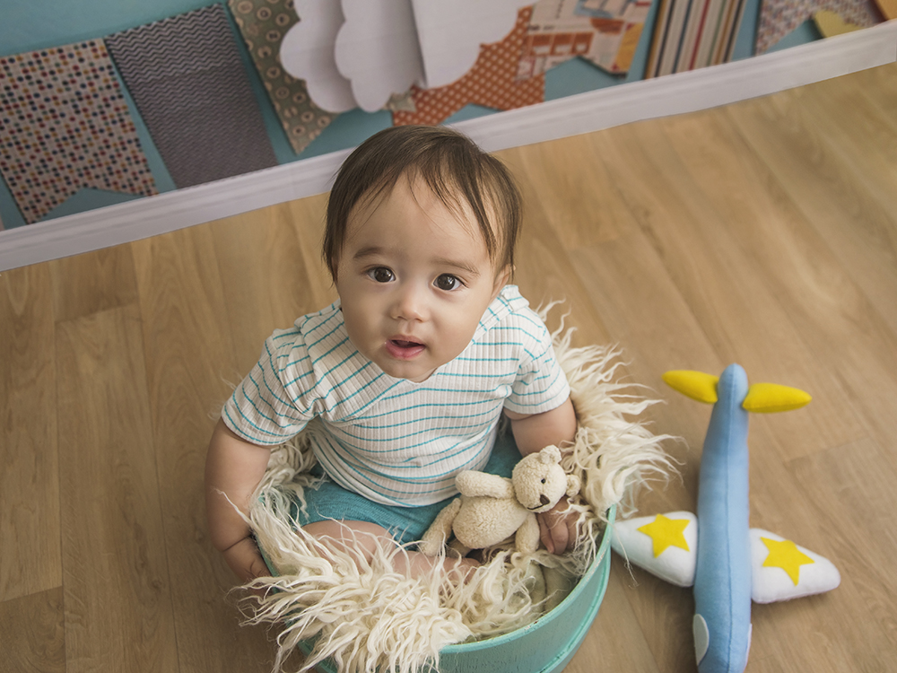 ensaio fotografico menino bebe criança infantil  book fotografia acompanhamento trimestral capuz avioeszinhos monocromático rio de janeiro niteroi são Gonçalo