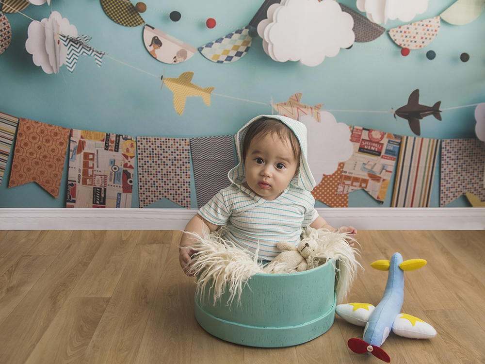 ensaio fotografico menino bebe criança infantil  book fotografia acompanhamento trimestral capuz avioeszinhos monocromático rio de janeiro niteroi são Gonçalo