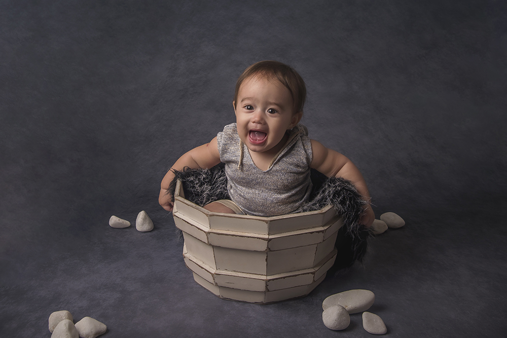 ensaio fotografico menino bebe criança infantil  book fotografia acompanhamento trimestral capuz avioeszinhos monocromático rio de janeiro niteroi são Gonçalo