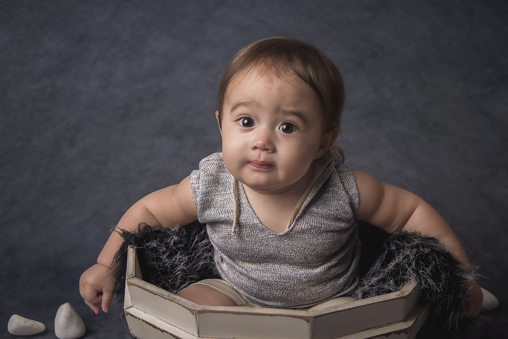 ensaio fotografico menino bebe criança infantil  book fotografia acompanhamento trimestral capuz avioeszinhos monocromático rio de janeiro niteroi são Gonçalo