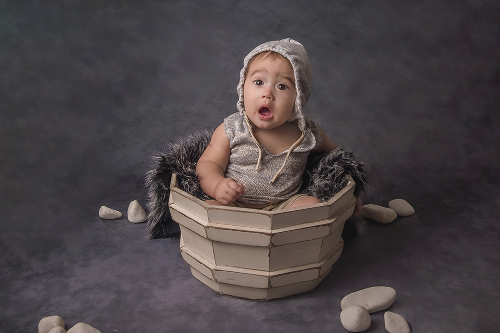 ensaio fotografico menino bebe criança infantil  book fotografia acompanhamento trimestral capuz avioeszinhos monocromático rio de janeiro niteroi são Gonçalo