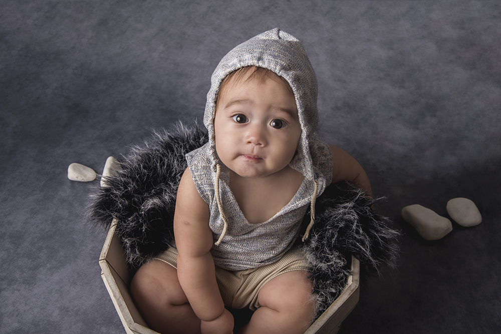 ensaio fotografico menino bebe criança infantil  book fotografia acompanhamento trimestral capuz avioeszinhos monocromático rio de janeiro niteroi são Gonçalo