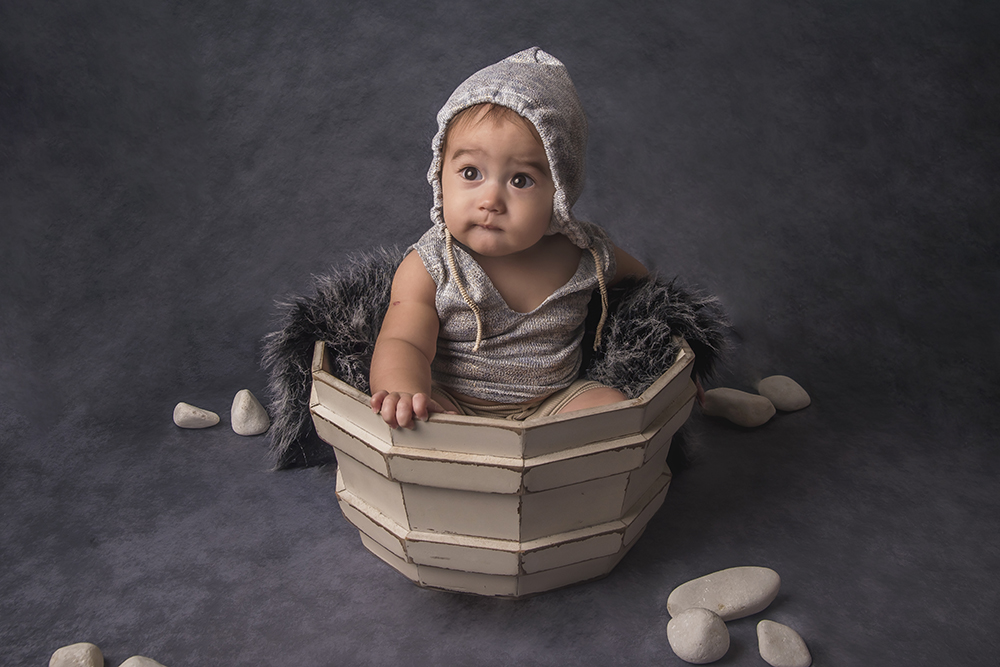 ensaio fotografico menino bebe criança infantil  book fotografia acompanhamento trimestral capuz avioeszinhos monocromático rio de janeiro niteroi são Gonçalo