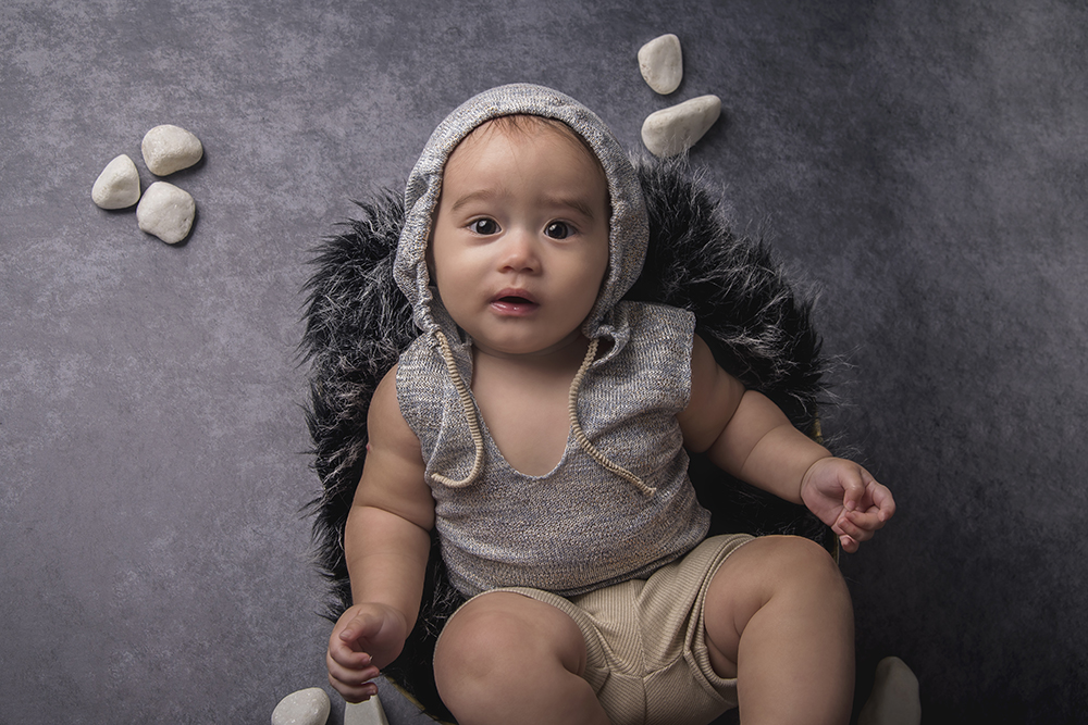ensaio fotografico menino bebe criança infantil  book fotografia acompanhamento trimestral capuz avioeszinhos monocromático rio de janeiro niteroi são Gonçalo