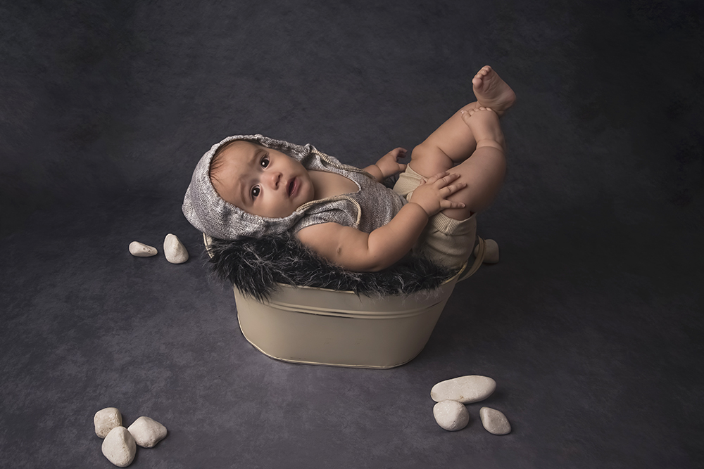 ensaio fotografico menino bebe criança infantil  book fotografia acompanhamento trimestral capuz avioeszinhos monocromático rio de janeiro niteroi são Gonçalo