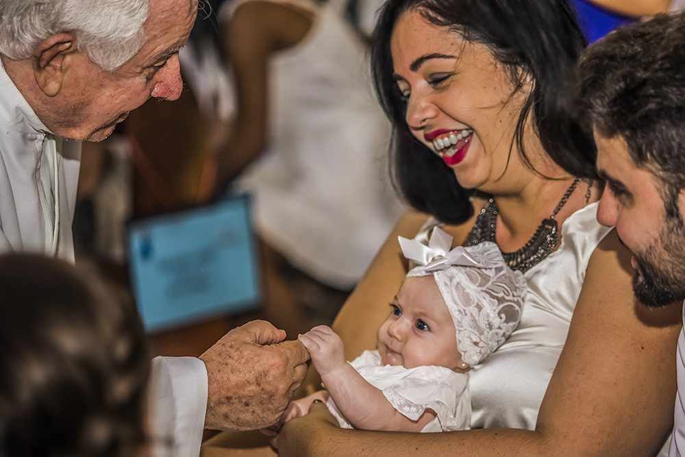 Cobertura fotográfica de batizado menina igreja nossa senhora auxiliadora batismo agua benta família fotografia festa comemoração rosa docinhos bolo bolinhas niteroi rio de janeiro são Gonçalo