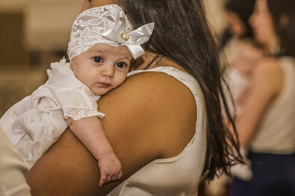 Cobertura fotográfica de batizado menina igreja nossa senhora auxiliadora batismo agua benta família fotografia festa comemoração rosa docinhos bolo bolinhas niteroi rio de janeiro são Gonçalo