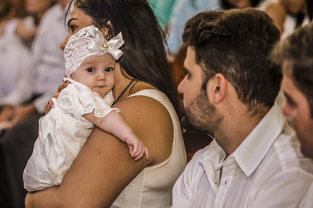 Cobertura fotográfica de batizado menina igreja nossa senhora auxiliadora batismo agua benta família fotografia festa comemoração rosa docinhos bolo bolinhas niteroi rio de janeiro são Gonçalo