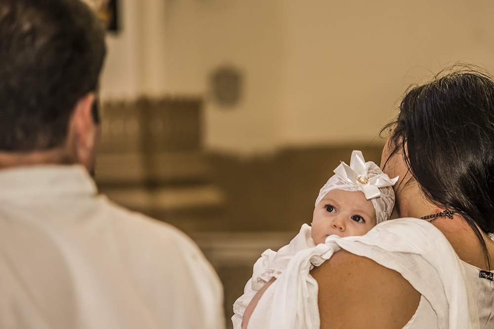 Cobertura fotográfica de batizado menina igreja nossa senhora auxiliadora batismo agua benta família fotografia festa comemoração rosa docinhos bolo bolinhas niteroi rio de janeiro são Gonçalo