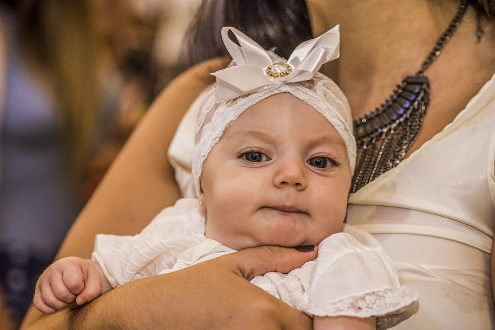 Cobertura fotográfica de batizado menina igreja nossa senhora auxiliadora batismo agua benta família fotografia festa comemoração rosa docinhos bolo bolinhas niteroi rio de janeiro são Gonçalo