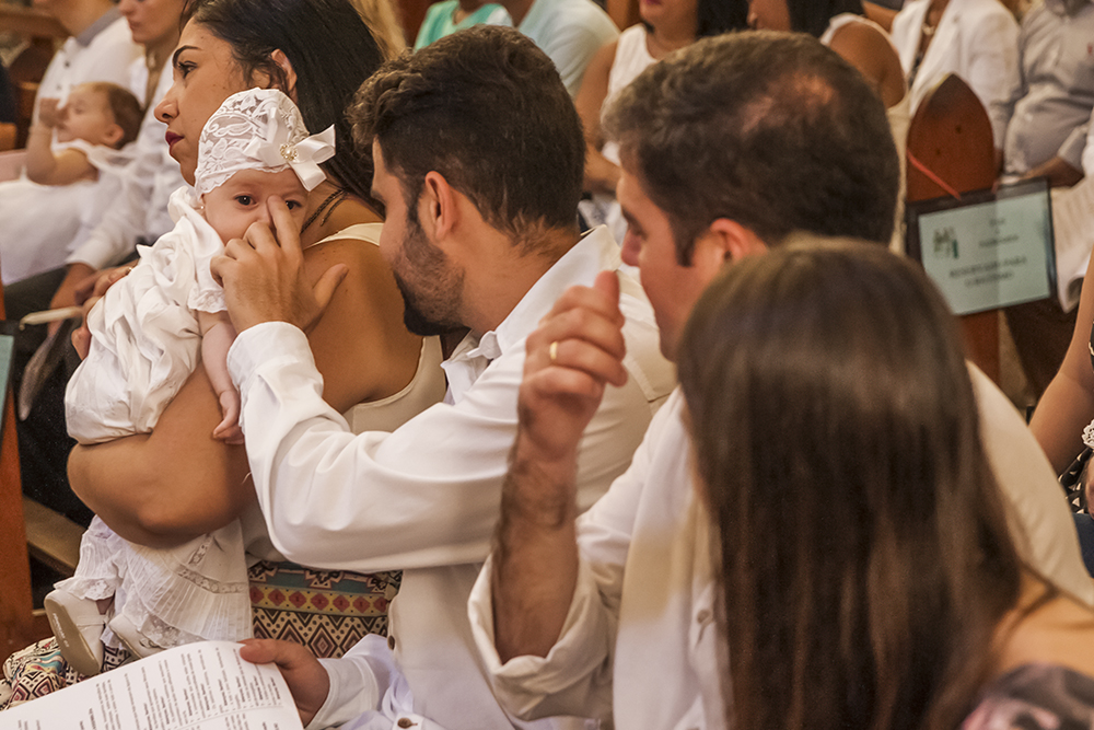 Cobertura fotográfica de batizado menina igreja nossa senhora auxiliadora batismo agua benta família fotografia festa comemoração rosa docinhos bolo bolinhas niteroi rio de janeiro são Gonçalo