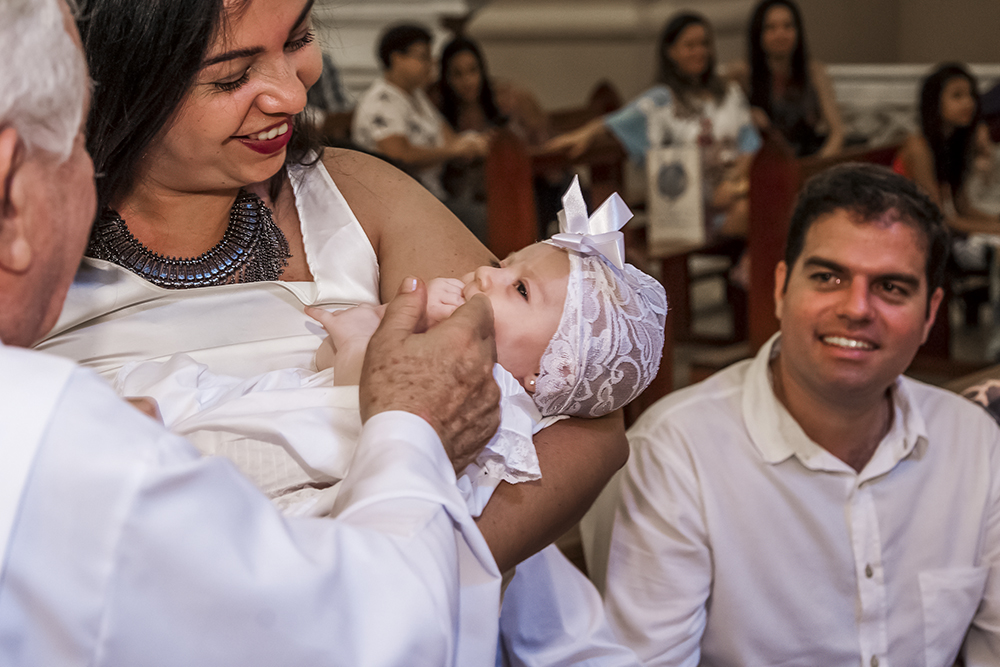 Cobertura fotográfica de batizado menina igreja nossa senhora auxiliadora batismo agua benta família fotografia festa comemoração rosa docinhos bolo bolinhas niteroi rio de janeiro são Gonçalo