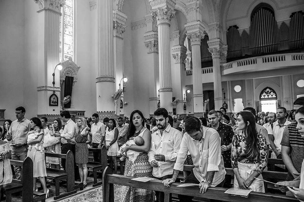 Cobertura fotográfica de batizado menina igreja nossa senhora auxiliadora batismo agua benta família fotografia festa comemoração rosa docinhos bolo bolinhas niteroi rio de janeiro são Gonçalo