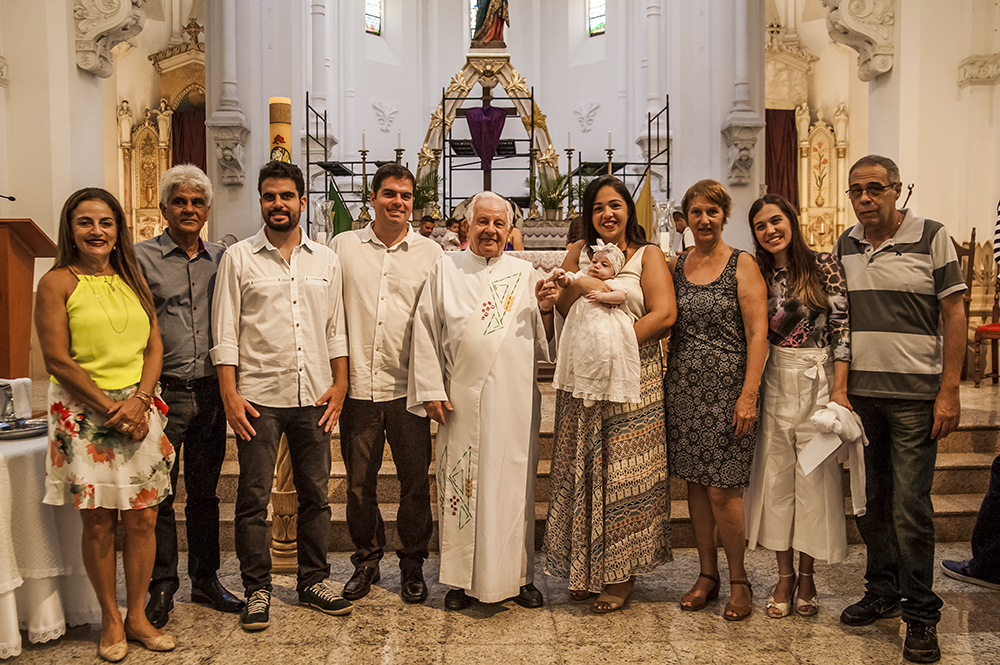 Cobertura fotográfica de batizado menina igreja nossa senhora auxiliadora batismo agua benta família fotografia festa comemoração rosa docinhos bolo bolinhas niteroi rio de janeiro são Gonçalo