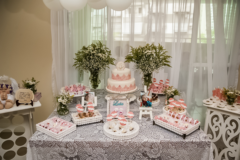 Cobertura fotográfica de batizado menina igreja nossa senhora auxiliadora batismo agua benta família fotografia festa comemoração rosa docinhos bolo bolinhas niteroi rio de janeiro são Gonçalo