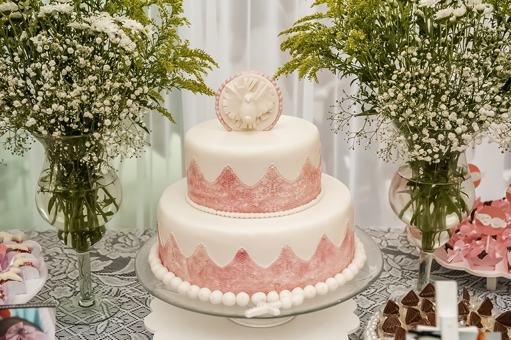 Cobertura fotográfica de batizado menina igreja nossa senhora auxiliadora batismo agua benta família fotografia festa comemoração rosa docinhos bolo bolinhas niteroi rio de janeiro são Gonçalo