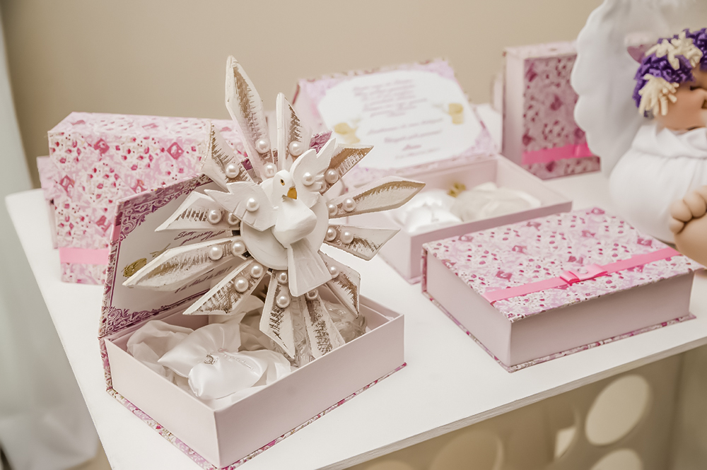 Cobertura fotográfica de batizado menina igreja nossa senhora auxiliadora batismo agua benta família fotografia festa comemoração rosa docinhos bolo bolinhas niteroi rio de janeiro são Gonçalo