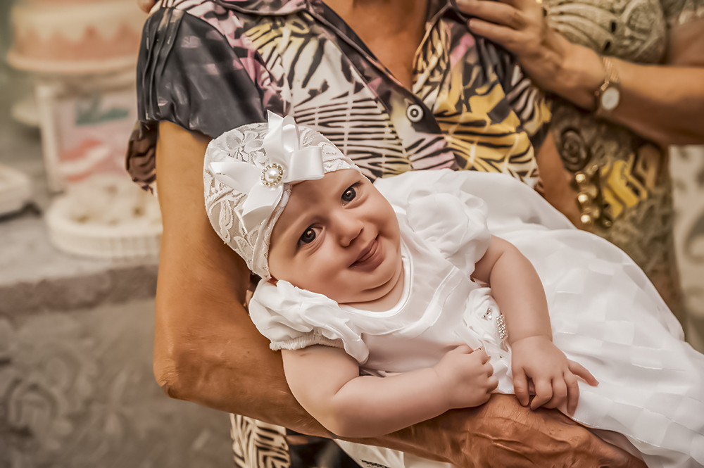 Cobertura fotográfica de batizado menina igreja nossa senhora auxiliadora batismo agua benta família fotografia festa comemoração rosa docinhos bolo bolinhas niteroi rio de janeiro são Gonçalo