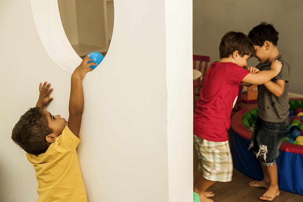 Cobertura fotográfica de batizado menina igreja nossa senhora auxiliadora batismo agua benta família fotografia festa comemoração rosa docinhos bolo bolinhas niteroi rio de janeiro são Gonçalo