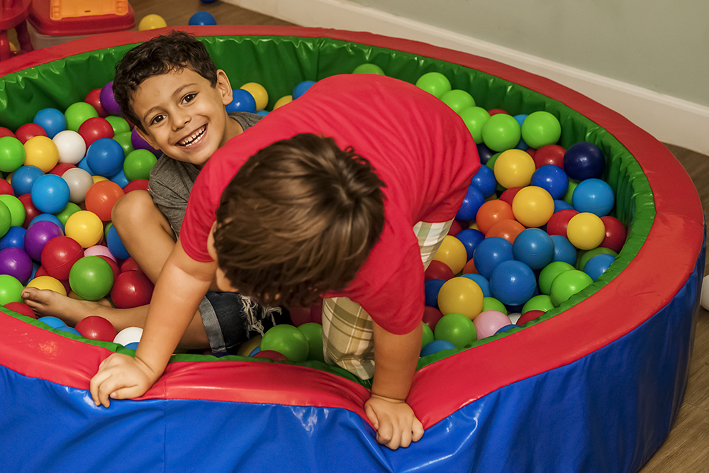 Cobertura fotográfica de batizado menina igreja nossa senhora auxiliadora batismo agua benta família fotografia festa comemoração rosa docinhos bolo bolinhas niteroi rio de janeiro são Gonçalo
