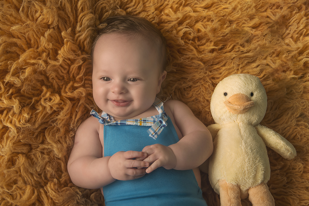 ensaio fotografico menino bebe criança infantil  book fotografia acompanhamento trimestral cestinho fofura patinho closes retrato interno home studio rio de janeiro niteroi são Gonçalo