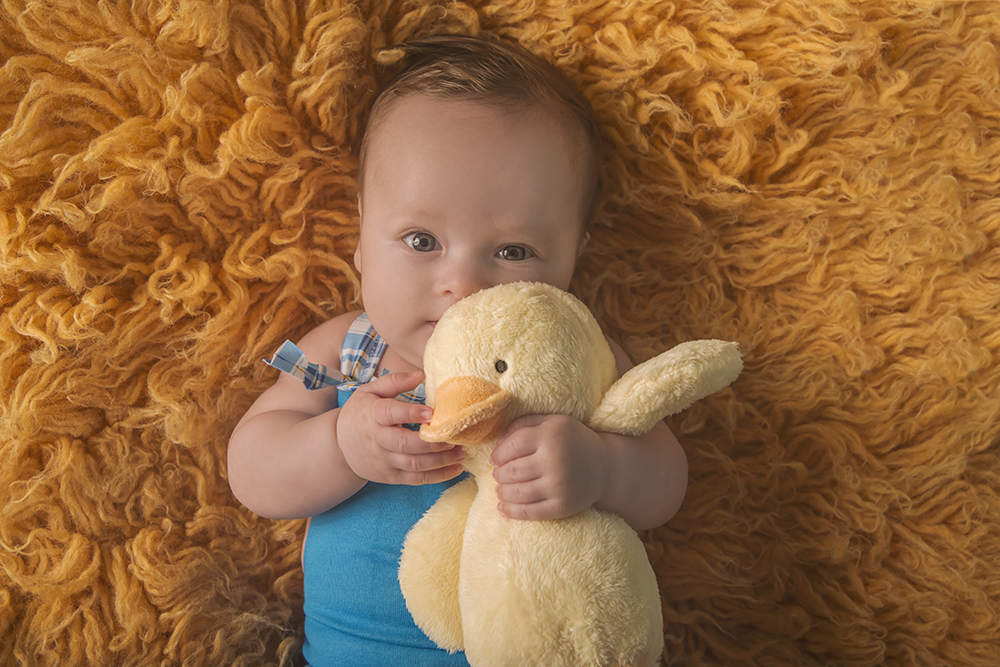 ensaio fotografico menino bebe criança infantil  book fotografia acompanhamento trimestral cestinho fofura patinho closes retrato interno home studio rio de janeiro niteroi são Gonçalo