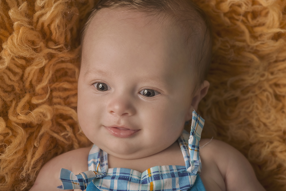 ensaio fotografico menino bebe criança infantil  book fotografia acompanhamento trimestral cestinho fofura patinho closes retrato interno home studio rio de janeiro niteroi são Gonçalo