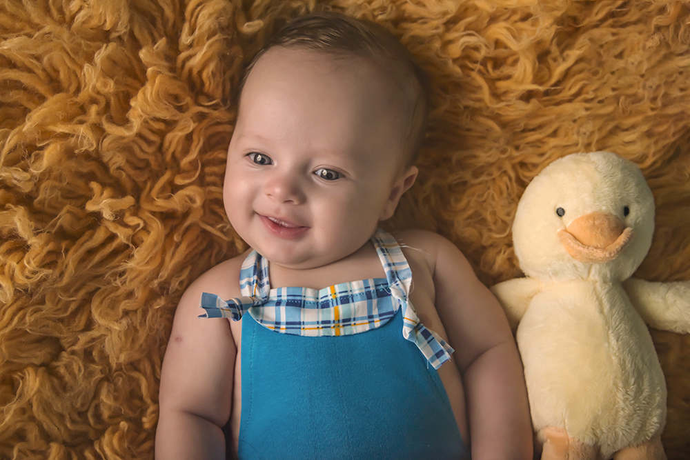 ensaio fotografico menino bebe criança infantil  book fotografia acompanhamento trimestral cestinho fofura patinho closes retrato interno home studio rio de janeiro niteroi são Gonçalo