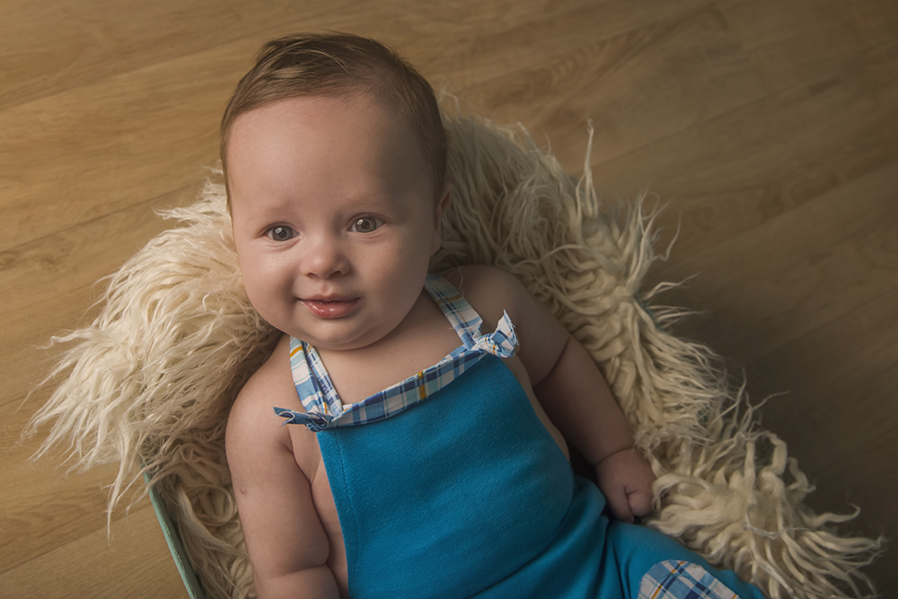 ensaio fotografico menino bebe criança infantil  book fotografia acompanhamento trimestral cestinho fofura patinho closes retrato interno home studio rio de janeiro niteroi são Gonçalo