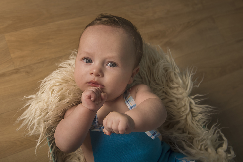 ensaio fotografico menino bebe criança infantil  book fotografia acompanhamento trimestral cestinho fofura patinho closes retrato interno home studio rio de janeiro niteroi são Gonçalo