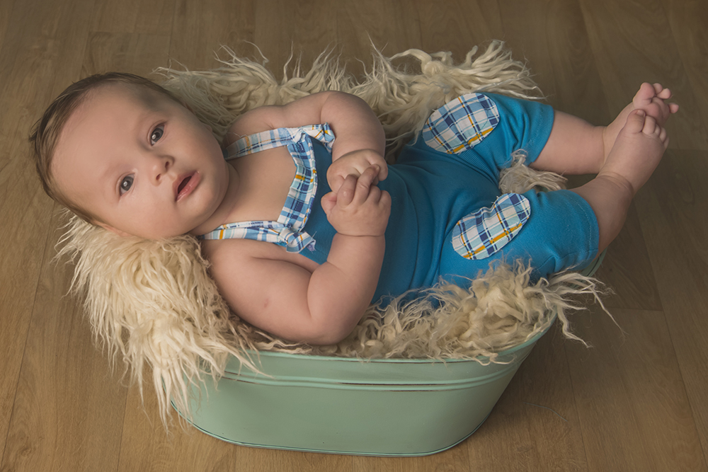 ensaio fotografico menino bebe criança infantil  book fotografia acompanhamento trimestral cestinho fofura patinho closes retrato interno home studio rio de janeiro niteroi são Gonçalo