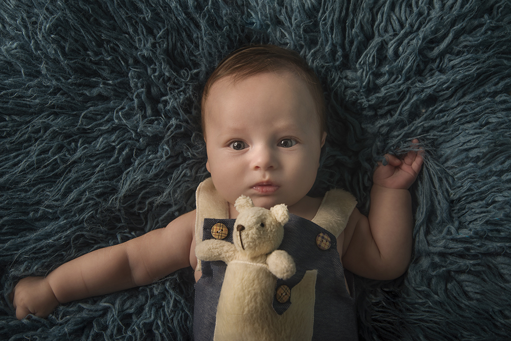 ensaio fotografico menino bebe criança infantil  book fotografia acompanhamento trimestral cestinho fofura patinho closes retrato interno home studio rio de janeiro niteroi são Gonçalo
