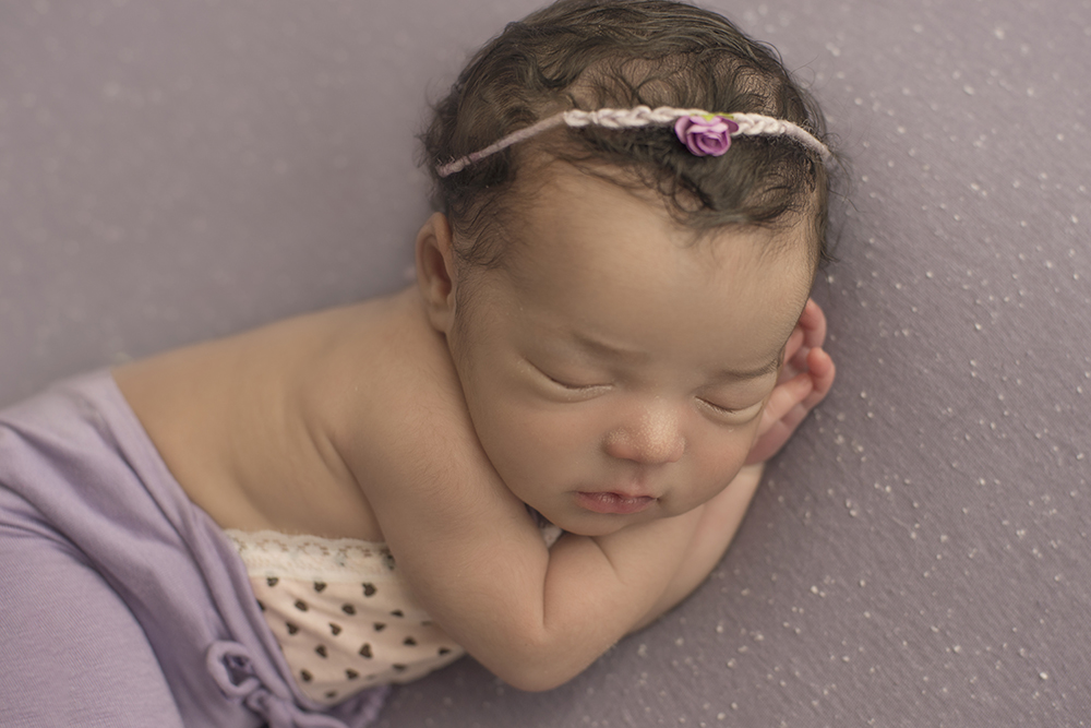 ensaio fotográfico newborn menina bebe recém nascida book fotografia estúdio unicórnio rio de janeiro niteroi são Gonçalo pose sonequinha