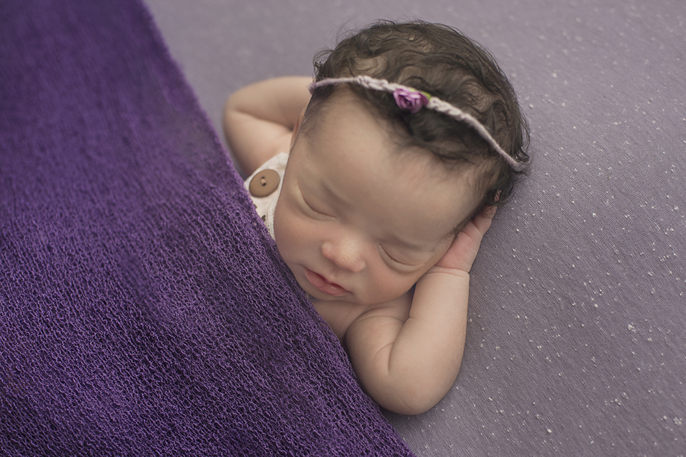 ensaio fotográfico newborn menina bebe recém nascida book fotografia estúdio unicórnio rio de janeiro niteroi são Gonçalo pose de boa na lagoa