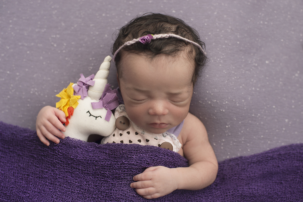 ensaio fotográfico newborn menina bebe recém nascida book fotografia estúdio unicórnio rio de janeiro niteroi são Gonçalo pose dorminhoca