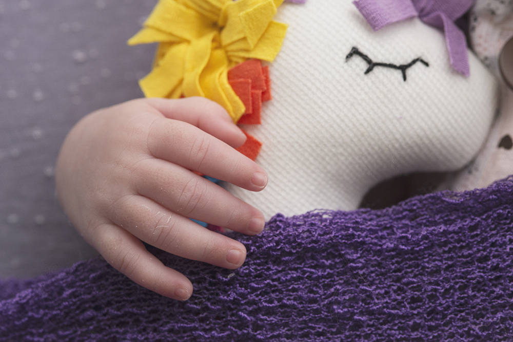 ensaio fotográfico newborn menina bebe recém nascida book fotografia estúdio unicórnio rio de janeiro niteroi são Gonçalo detalhes retrato