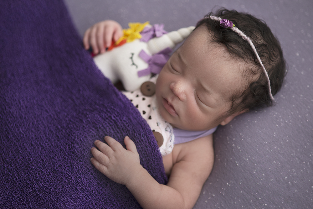 ensaio fotográfico newborn menina bebe recém nascida book fotografia estúdio unicórnio rio de janeiro niteroi são Gonçalo pose dorminhoca