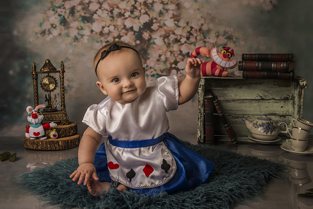 ensaio fotografico menina bebe infantil  book fotografia acompanhamento trimestral interno studio temático alice no país das maravilhas jardim flores carrinho rio de janeiro niteroi são Gonçalo
