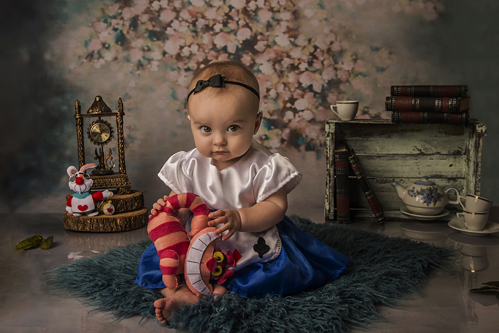 ensaio fotografico menina bebe infantil  book fotografia acompanhamento trimestral interno studio temático alice no país das maravilhas jardim flores carrinho rio de janeiro niteroi são Gonçalo