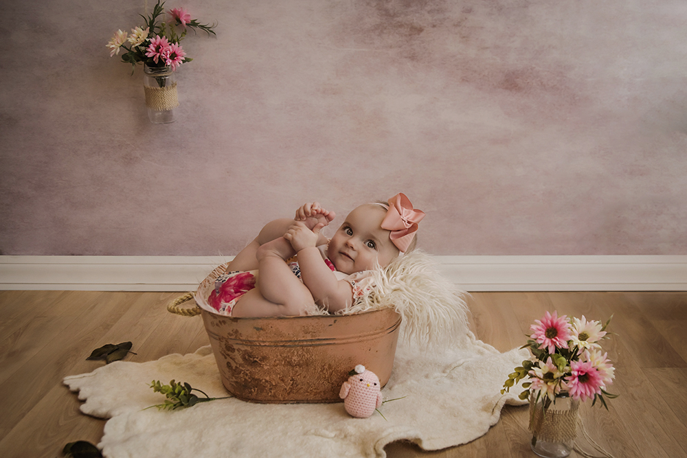 ensaio fotografico menina bebe infantil  book fotografia acompanhamento trimestral interno studio temático alice no país das maravilhas jardim flores carrinho rio de janeiro niteroi são Gonçalo