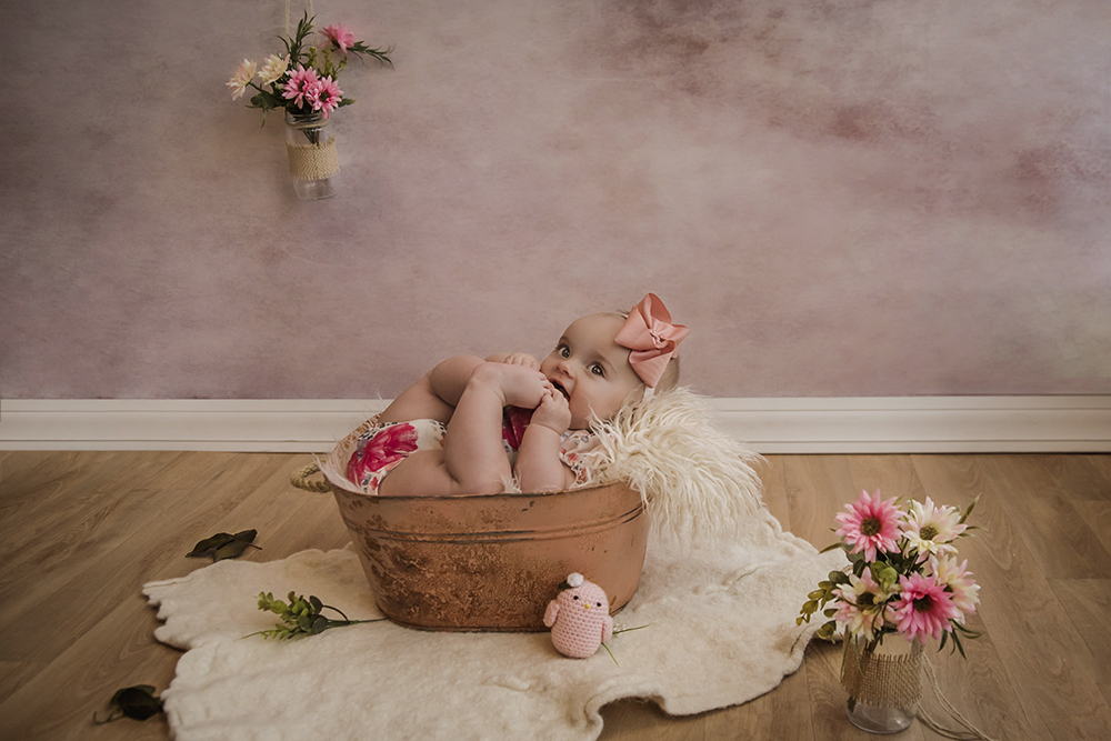 ensaio fotografico menina bebe infantil  book fotografia acompanhamento trimestral interno studio temático alice no país das maravilhas jardim flores carrinho rio de janeiro niteroi são Gonçalo