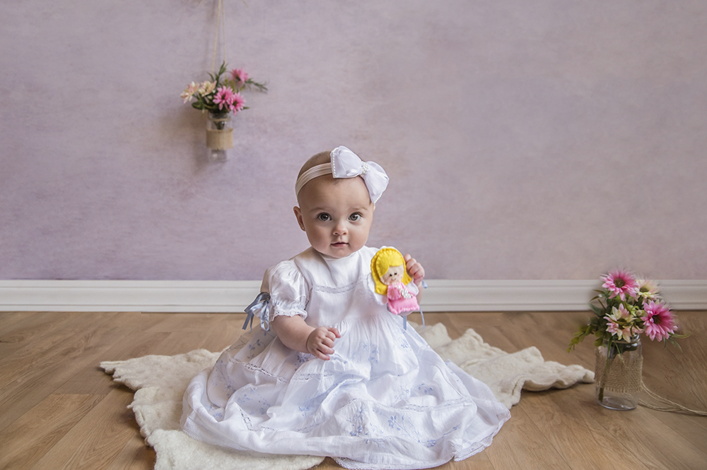 ensaio fotografico menina bebe infantil  book fotografia acompanhamento trimestral interno studio temático alice no país das maravilhas jardim flores carrinho rio de janeiro niteroi são Gonçalo