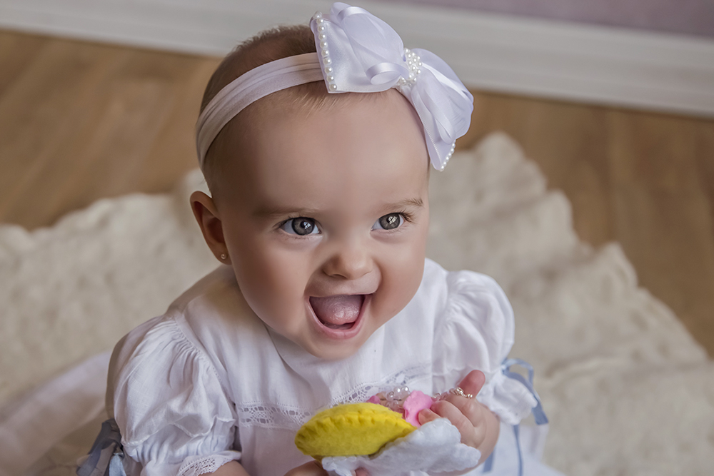 ensaio fotografico menina bebe infantil  book fotografia acompanhamento trimestral interno studio temático alice no país das maravilhas jardim flores carrinho rio de janeiro niteroi são Gonçalo
