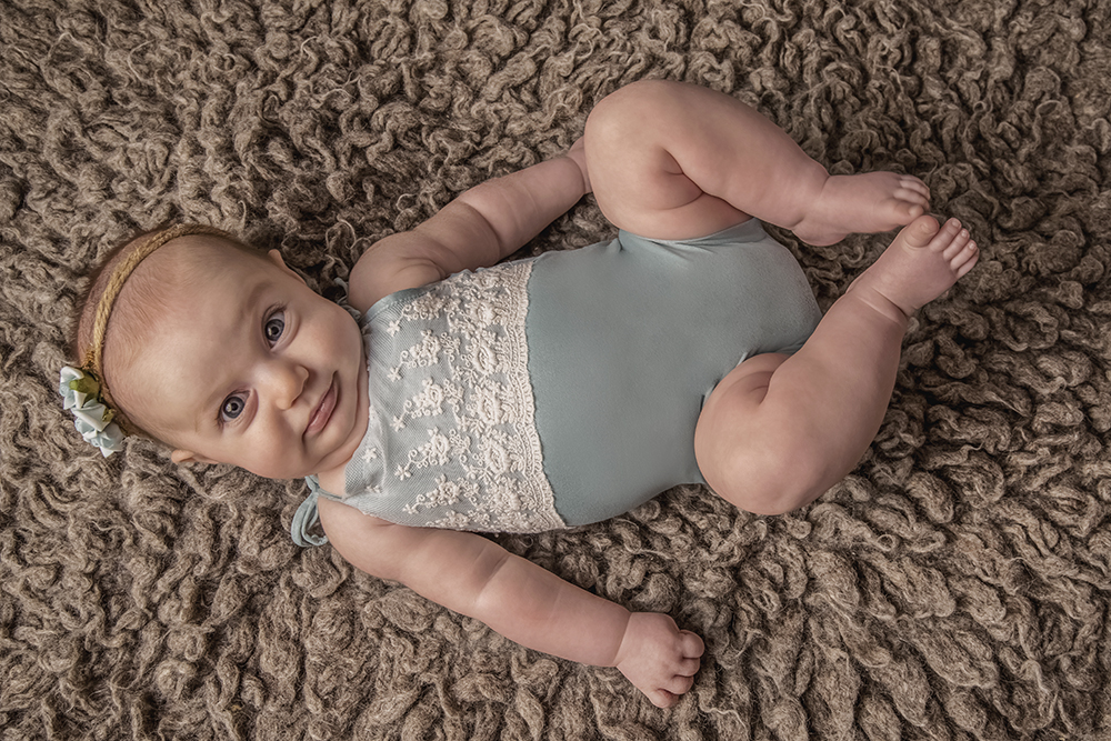 ensaio fotografico menina bebe infantil  book fotografia acompanhamento trimestral interno studio carrinho vintage retrô flores rio de janeiro niteroi são Gonçalo