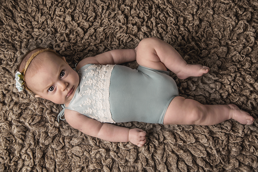 ensaio fotografico menina bebe infantil  book fotografia acompanhamento trimestral interno studio carrinho vintage retrô flores rio de janeiro niteroi são Gonçalo